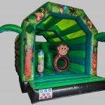 jungle zoo monkey aap dierentuin speelbos springkussen huren glijbaan achter groot dak getup verhuur scharsterbrug joure heerenveen sneek