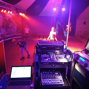 LICHT-GELUID-VERHUUR-BAND-VERSTERKING-GETUP-VERHUUR-BANDVERSTERKING-JOURE-SNEEK-LEMMER-HEERENVEEN-GORREDIJK-TERWISPEL-FRIESLAND-MUZIEK-PLAYBACKSHOW