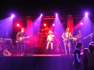 LICHT GELUID VERHUUR BAND VERSTERKING GETUP VERHUUR VEENSTRA GOOITZEN BANDVERSTERKING JOURE SNEEK LEMMER HEERENVEEN FRIESLAND POPPODIUM PODIUM BAND MUZIEK MUZIKANT