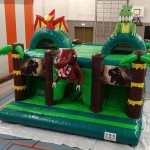 dino-jurassic-park-dinosaurus-groot-springkussen-dubbel-glijbaan-dak-speelbos-getup-verhuur-joure-heerenveen-sneek-lemmer-friesland