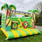 jungle-fun-voorzijde-open-springkussen-luchtkussen-speelattributen-getup-verhuur-scharsterbrug-friesland