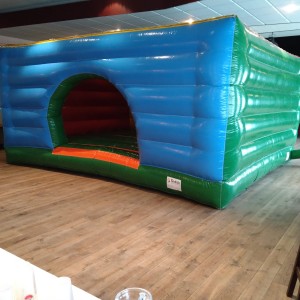 springkussen met rand groot getup verhuur scharsterbrug joure heerenveen verhuur huren luchtkussen huur voorzijde get up friesland springkussen huren heerenveen