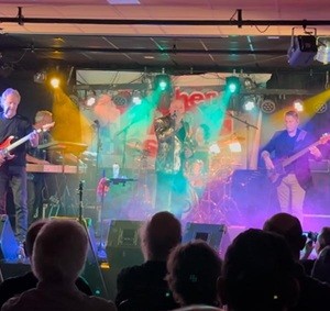 bands live coverband rockband feestband bandje boeken bruiloft partyversterking licht geluid microfoons scanners geluidsset rookmachine showlicht ledparren verhuur getup joure friesland