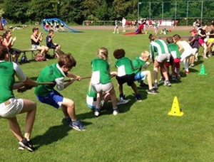 touwtrekken teams zeskamp meerkamp wedstrijd competitie teambuilding huren verhuur getup joure scharsterbrug lemmer makkum drachten heerenveen wolvega friesland sneek bolsward wommels grou akkrum workum franeker leeuwarden